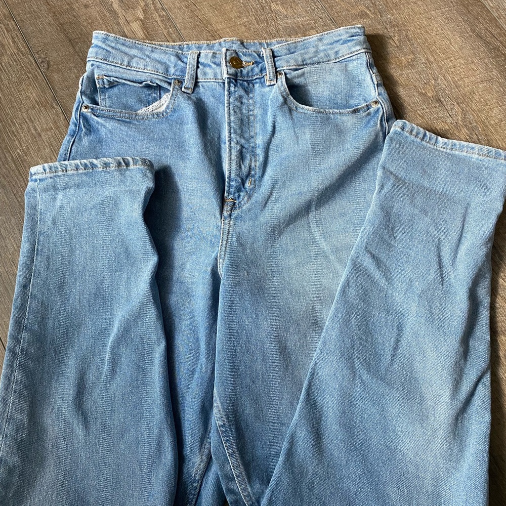 H&M High-Waisted Mom jeans ! Perfect condition.